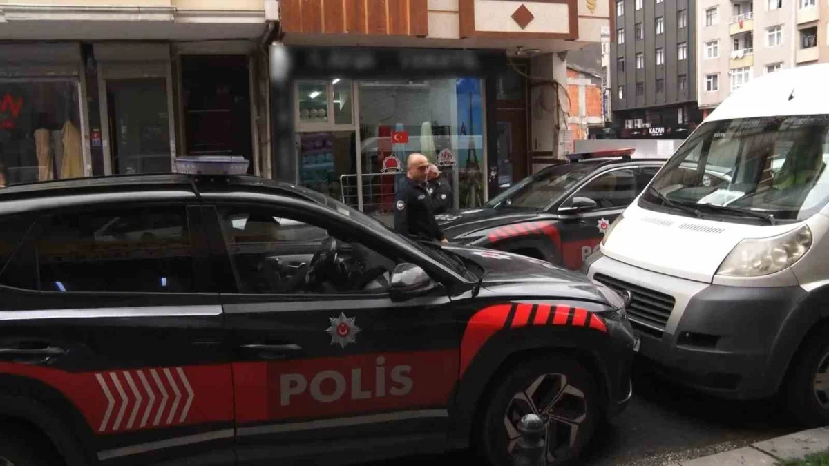 Zeytinburnu'nda esnaf şüpheliyi vurdu: Kovalamaca kamerada