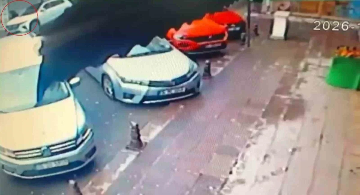 Zeytinburnu'nda esnaf şüpheliyi vurdu: Kovalamaca kamerada