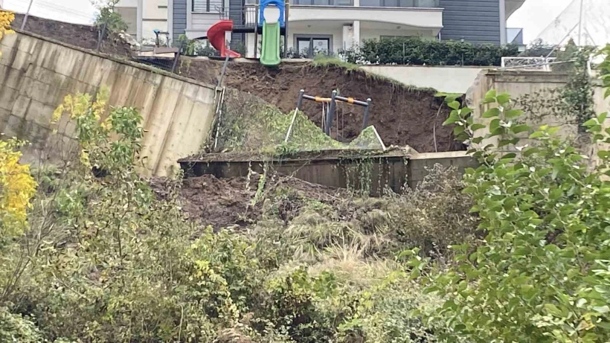 Başiskele'de kayan toprak çocuk parkını yuttu