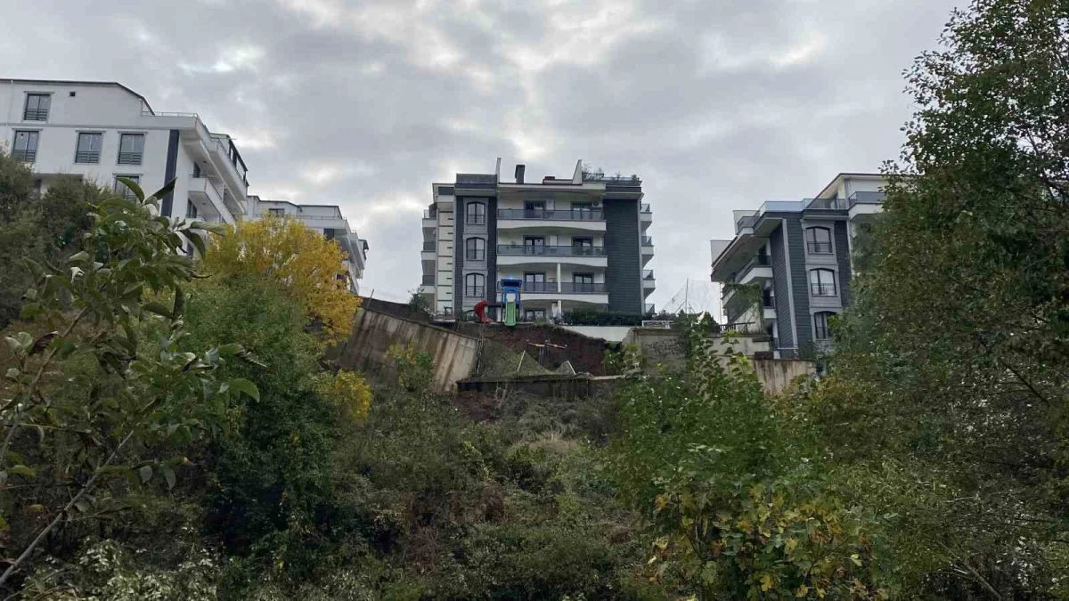 Başiskele'de kayan toprak çocuk parkını yuttu