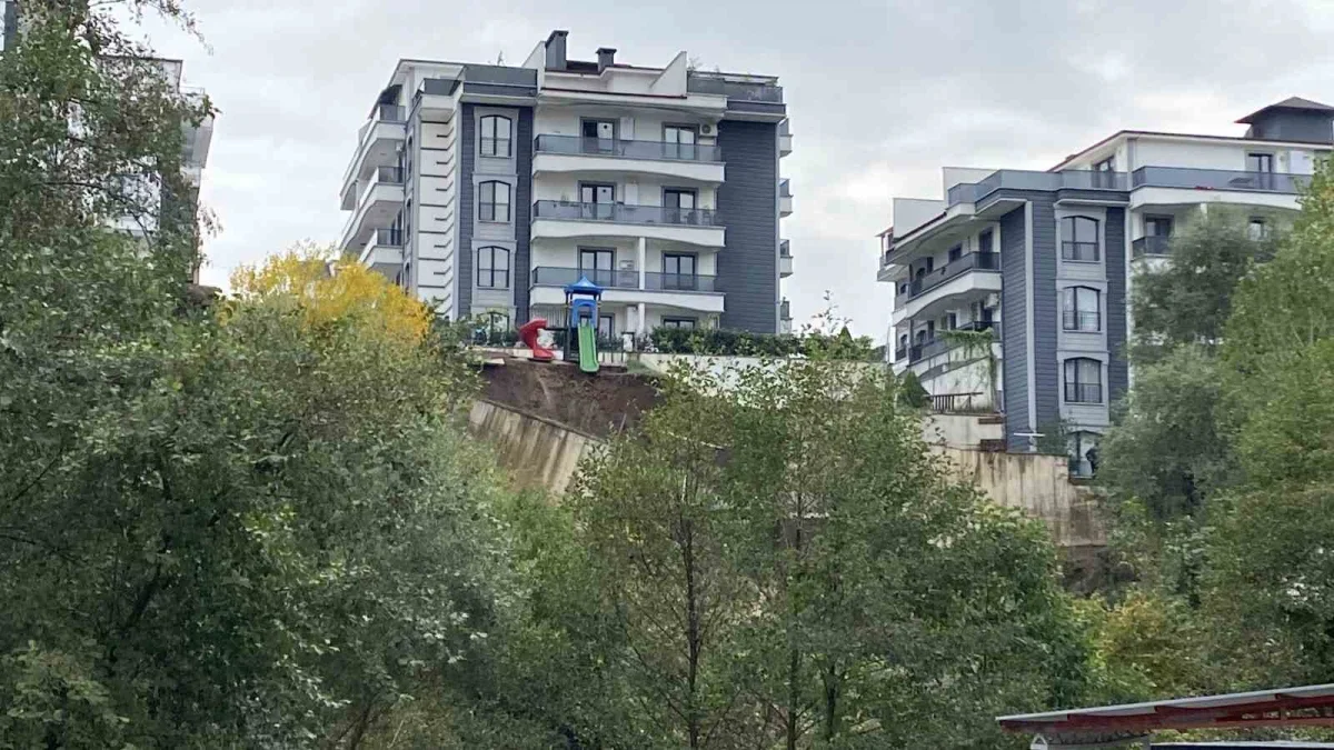 Başiskele'de kayan toprak çocuk parkını yuttu