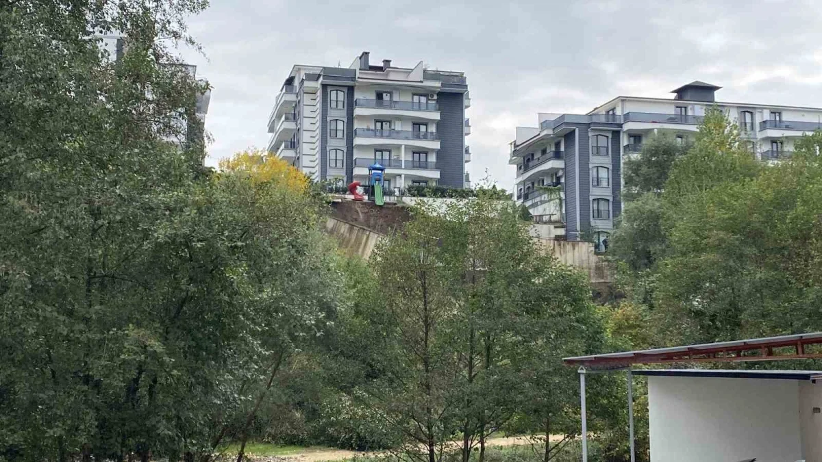 Başiskele'de kayan toprak çocuk parkını yuttu