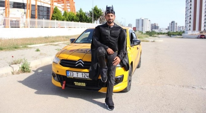 Batman görünümlü Mersinli taksici ilgi çekiyor