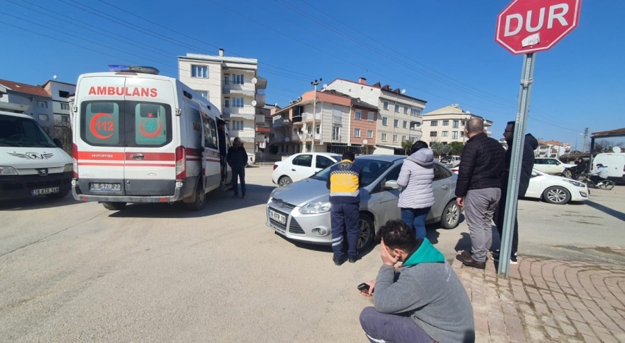 Bursa'da 2 otomobil çarpıştı, 2 kişi yaralandı