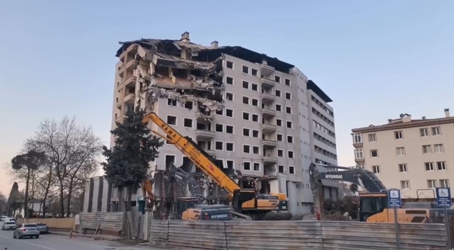 Mudanya'da 11 katlı binanın yıkım anı kameraya yansıdı