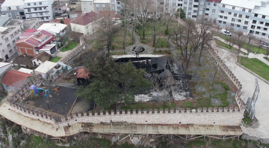 Yangın çıkan tarihi kalenin son görüntüsü yürekleri burktu
