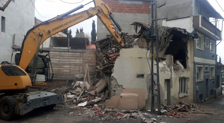 Osmangazi Belediyesi İvazpaşa'daki Tehlikeli Metruk Binayı Yıktı
