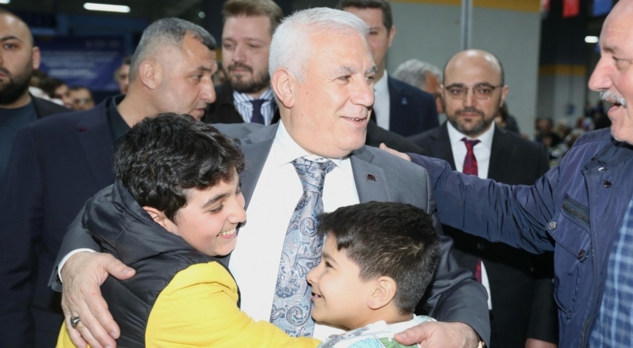 Başkan Bozbey Yunuseli İftarında Gençlere Halı Saha Müjdesi Verdi