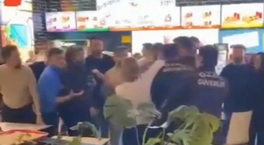 Bursa'da AVM'de Kavga Çıktı!