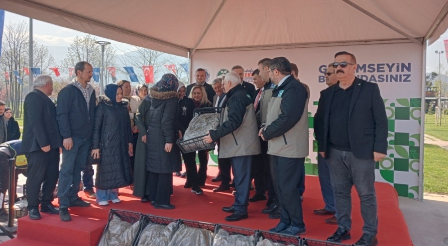 Bozbey'den Tarıma Güçlü Destek: Çiftçiye 1 Milyonun Üzerinde Çilek Fidesi