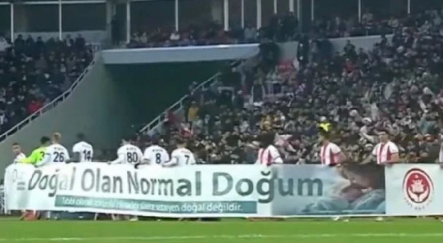 Sivasspor'un Pankartına Kadınlar İsyan Etti: "Doğum Tercihi Kadına Aittir"