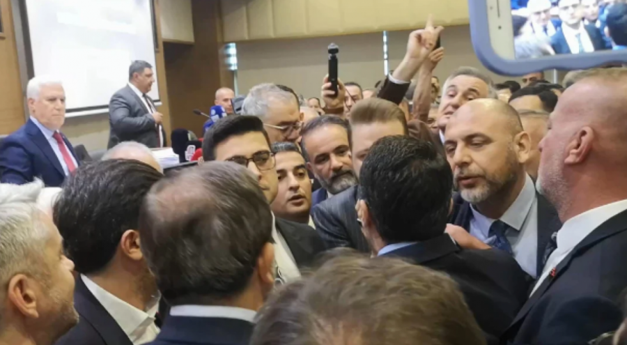 Bursa Büyükşehir Belediye Meclisi'nde Kavga Çıktı