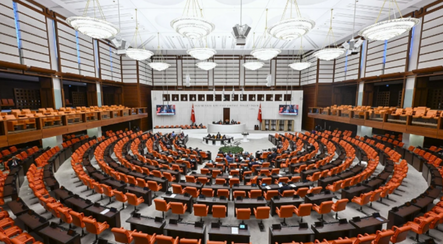 Kanun Teklifi TBMM'de Kabul Edildi: Memurluğa 35 Yaş Sınırı Getirildi