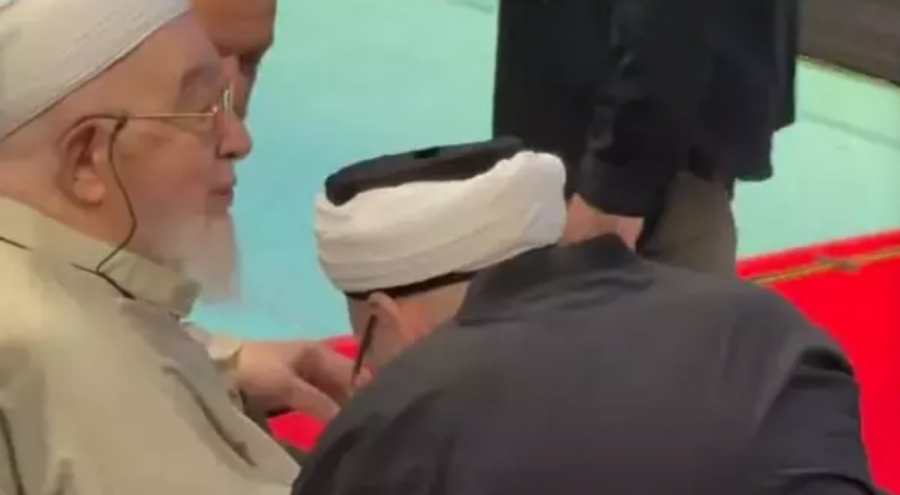 Cübbeli Ahmet, katılımcılar arasında onu görünce sahneden indi