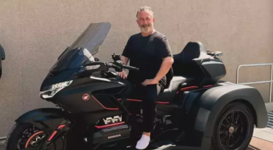 Cem Yılmaz, 2,5 milyonluk motosikletiyle tarzını konuşturdu