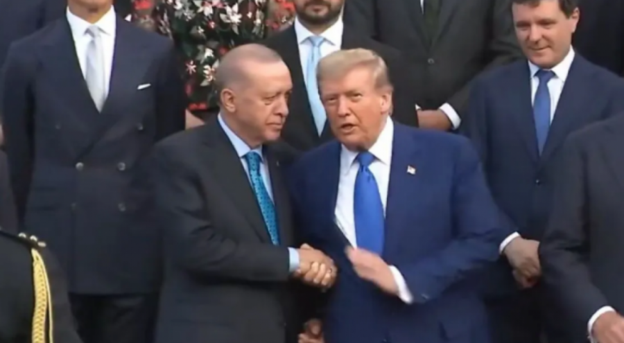 Cumhurbaşkanı Erdoğan ile Trump, NATO aile fotoğrafında yan yana poz verdi