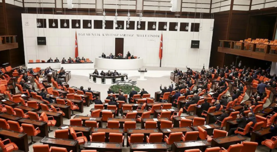 Meclis tatile girmiyor: Çalışma süresi 1 ay uzatıldı
