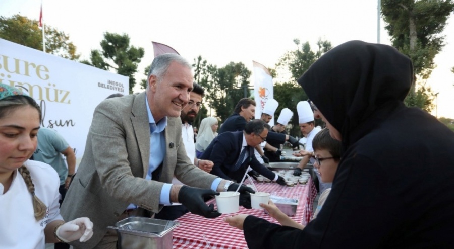 İnegöl'ün Yeni Meydanında Aşure Kazanları Kaynadı