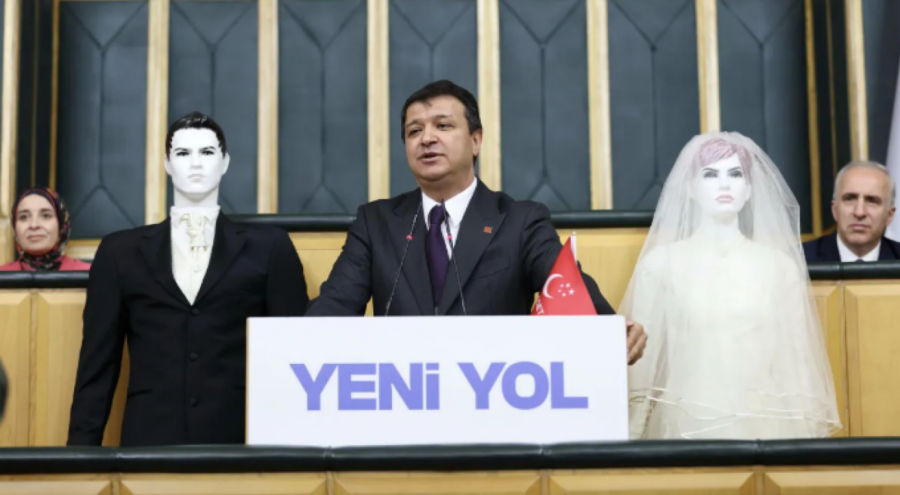 TBMM'de ilginç eylem: Mahmut Arıkan kürsüye gelin ve damat mankeniyle çıktı