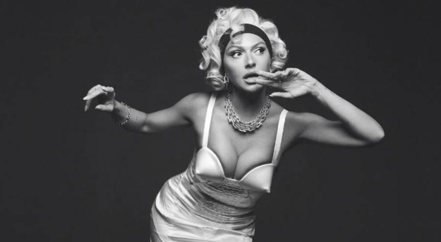 Şarkıcı Hadise'nin İlginç Göğüs Detaylı Beyaz Elbisesi Olay Oldu