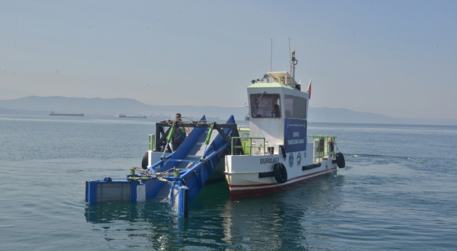 Bursa sahilleri sezona hazır: Deniz süpürgesi iş başında