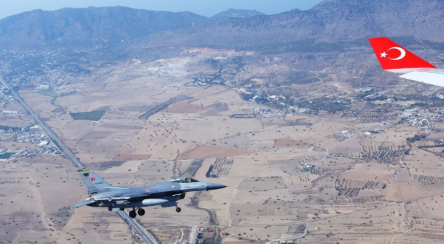 Cumhurbaşkanı Erdoğan'ın uçağına KKTC'ye varışında F-16'lar eşlik etti