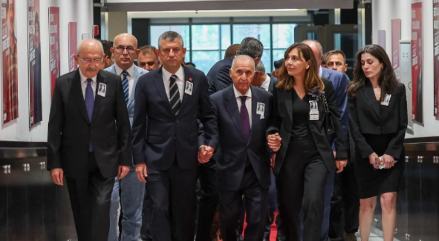 Özgür Özel ile Kılıçdaroğlu, Altan Öymen'in cenazesinde mesafeli durdu