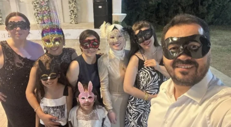 Memleket Yanarken Çılgın Maskeli Balo!